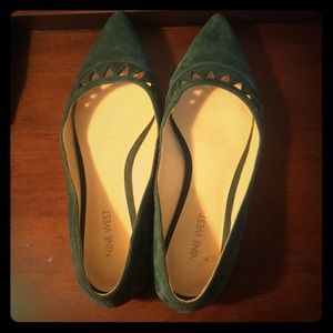 Size 8 Nine West flats.